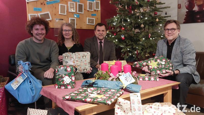 Den Großteil der Geschenke bringt ein Transporter, auf dem Tisch liegen ein paar Vorab-Exemplare vor (von links) Christof Ottmann und Yvonne Rösel von Pro-SuRo, Zweitem Bürgermeister Günther Koller und Stefan Reither, geschäftsführender Vorstand des Ernst-Naegelsbach-Hauses. Bild: mfh