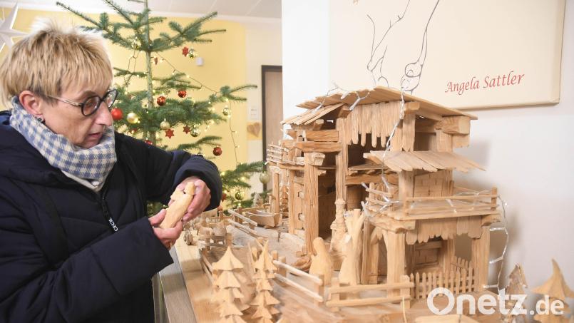 Die handgemachte Holzkrippe im Hospiz in Neustadt/WN ist eine Besonderheit: Ein Gast schenkte sie der Einrichtung, bevor er verstarb. Bild: Gabi Schönberger