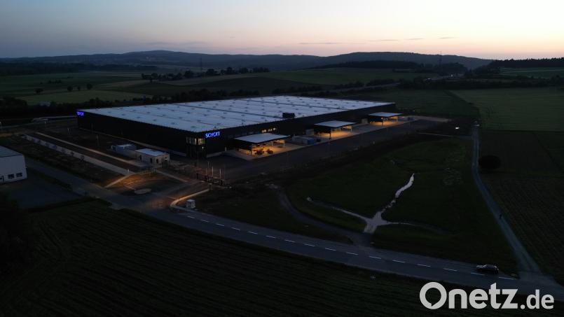 Das Otto-Schott-Logistikzentrum an der Oberteicher Straße in Mitterteich in der Morgendämmerung. Der Betrieb läuft an, am 17. Juli ist der Termin der Einweihung. Bild: Schott/exb