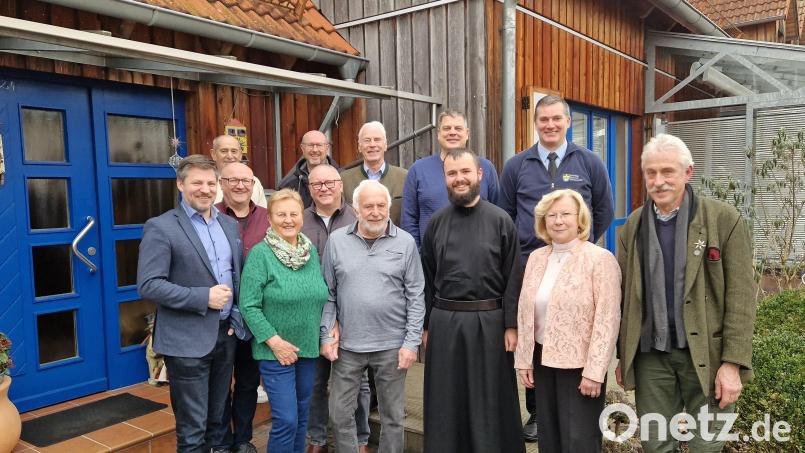 Vereinsvertreter und Freunde, aber auch kirchliche und politische Repräsentanten gratulieren Manfred Müller (vorne, Dritter von links) zu seinem 80. Geburtstag. Bild: mab