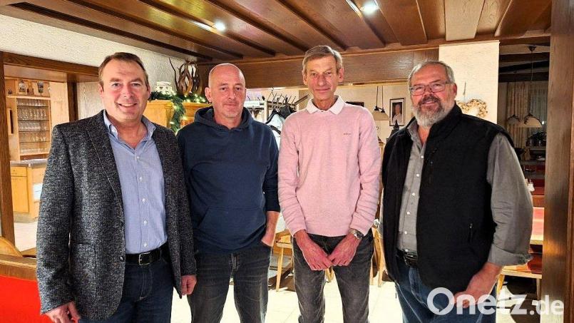 Die Firmeninhaber Michael Seidl (links) und Martin Münch (rechts) gratulieren ihren langjährigen Mitarbeitern Gerd Kilp und Andreas Götzl (Zweiter und Dritter von links). Bild: Möbel Münch/exb