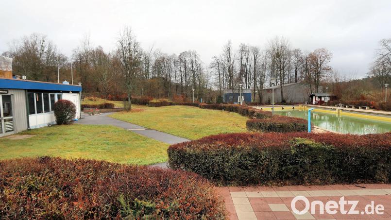 Trotz Winterruhe im Freibad keine Pause bei der Diskussion: Der geplante Umbau des Schwimmbads in Friedenfels zu einem Naturbad sorgte in der jüngsten Gemeinderatssitzung - obwohl nicht auf der Tagesordnung – erneut für Debatten. Bild: bsc
