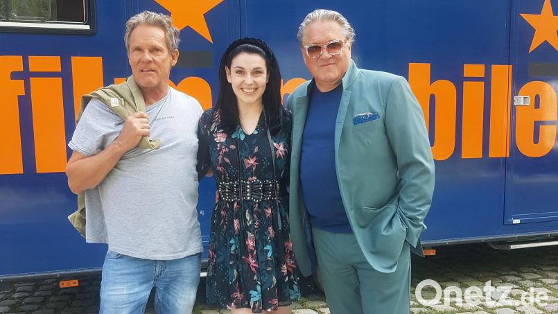 Man kennt sich: Christian Tramitz (links) und Michael Brandner mit Anita Eichhorn am Setz von &quot;Hubert ohne Staller&quot;. Bild: Eichhorn/privat