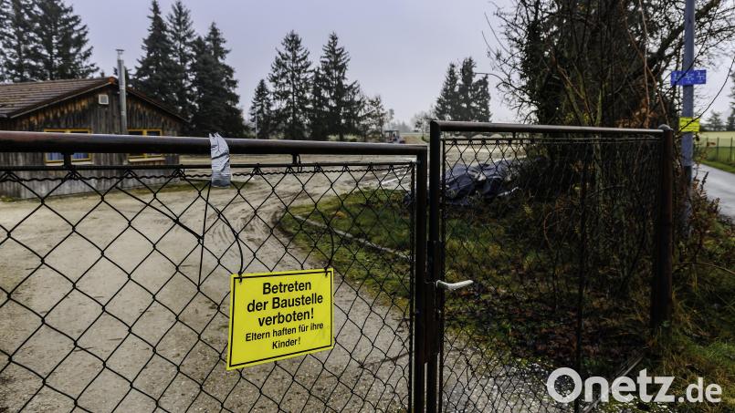 Auf dem Grundstück des ehemaligen Minigolfplatzes in Irlaching Siedlung sind zwei Häuser genehmigt worden. Diese Genehmigungen hat der Bauausschuss des Stadtrates nun zurückgenommen. Bild: Hösamer
