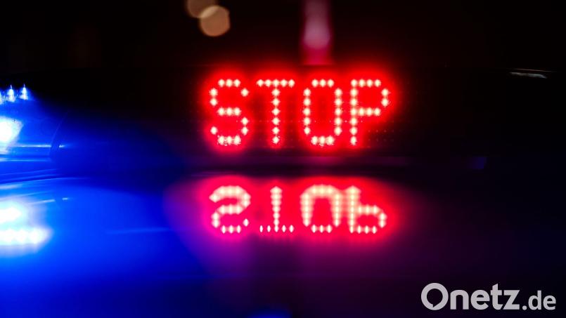 Bei der Kontrolle eines Autos auf der A93 bei Marktredwitz fanden Schleierfahnder ein verbotenes Messer. Bild: Robert Michael/dpa