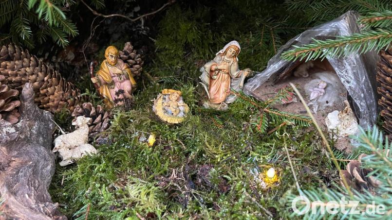 Winzige Krippenfiguren verstecken sich mitten im Wald am Eixlberg unter einer großen Baumwurzel. Bild: Vetter/exb