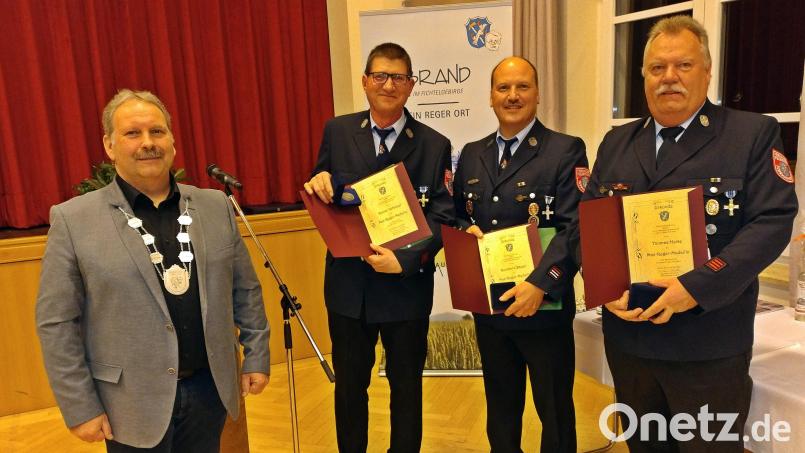 Mit der Max-Reger-Medaille zeichnete Bürgermeister Bernhard Schindler (von links) Rainer Schreyer, Reinhard Bayer und Thomas Heise aus. Bild: ld