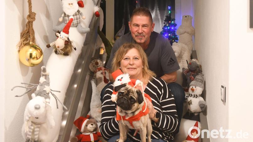 Alfred und Tanja Moritz lieben die Weihnachtszeit. Das Haus des Pleysteiner Ehepaares ist mit viel Liebe zum Detail geschmückt. Mops &quot;Moritz&quot; trägt aber nur zu speziellen Anlässen seine Weihnachtsmontur. Bild: Gabi Schönberger