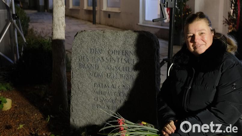Leyla Kellecioglu legt am Gedenkstein Blumen zur Erinnerung an ihre Familie nieder, die beim Brandanschlag am 17. Dezember 1988 ums Leben kam. Bild: Hirsch