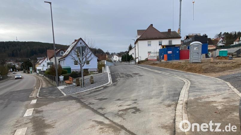 Die Sanierung der Krankenhausstraße in Nabburg ist abgeschlossen. Damit verbunden ist eine neue Wasserleitung. Auch Gasleitung, Straßenbeleuchtung und Leerrohre für Glasfaser sind verlegt. Bild: Völkl