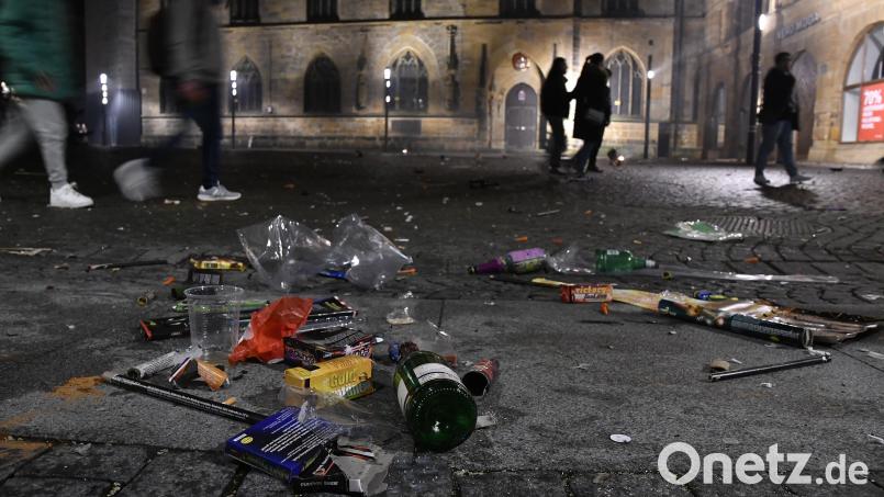 So wird es vermutlich in Amberg in der Silvesternacht und danach auch wieder aussehen. In der Hoffnung allerdings, dass es beim Müll bleibt und alles verletzungsfrei abläuft. Archivbild: Petra Hartl