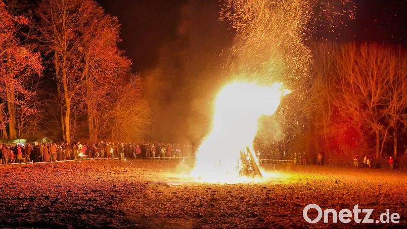 Bereits zum elften Mal soll heuer das Bergfeuer (das Bild entstand 2019) in Friedenfels lodern. Das vom Team Tourismus der Gemeinde Friedenfels veranstaltete Outdoor-Event lockte in den vergangenen Jahren je nach Wetterlage bis zu 500 Besucher an. Archivbild: bsc