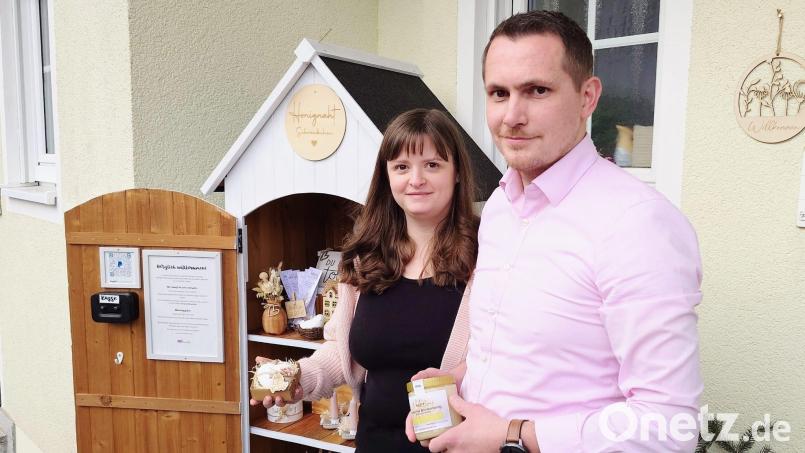 Anna und Johann Hermann vor ihrem Selbstbedienungsschrank in Neustadt/WN. Bild: Anna Hermann