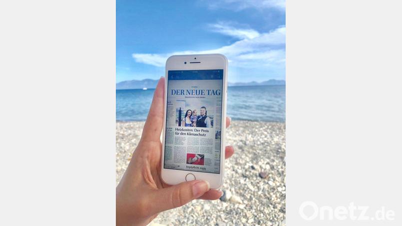 Auch am Strand ist das E-Paper immer griffbereit. Symbolbild: ehi