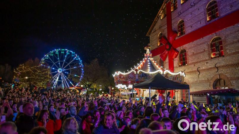 Das dicht gedrängte Publikum verfolgt eine Show, im Hintergrund machen Riesenrad und Karussell Lust auf das nächste Vergnügen – und das Mühlengebäude sieht als Geschenk verpackt fröhlich zu. Bild: Municipality of Trikala, e-trikala SA