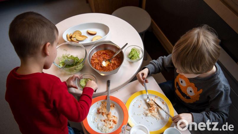 Im Zuge eines EU-Schulprogramms erhalten Kinder in Bayern im Alter von drei bis zehn Jahren, die Schulen oder Kindertagesstätten besuchen, kostenlos Obst, Gemüse, Milch und Milchprodukte. Symbolbild: Sina Schuldt/dpa