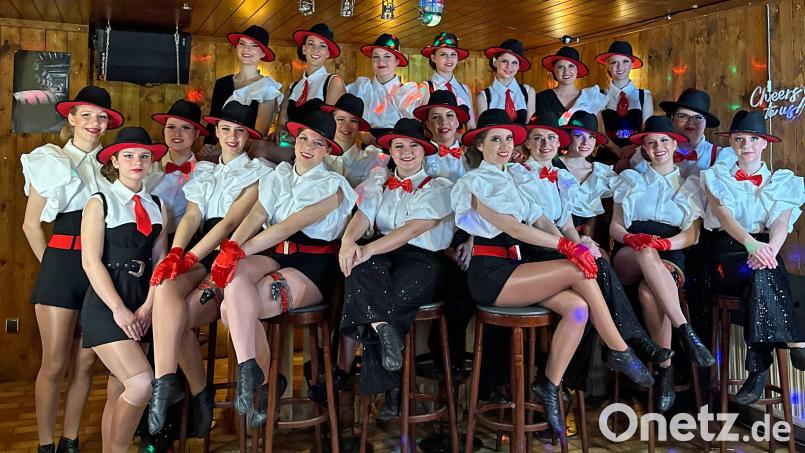 Unter dem Motto „Glamour, Glitzer, Gier“ stehen die Tänze der AWO-Tanzgruppe Grün-Weiß e.V. Bild: Simone Welnhofer/exb