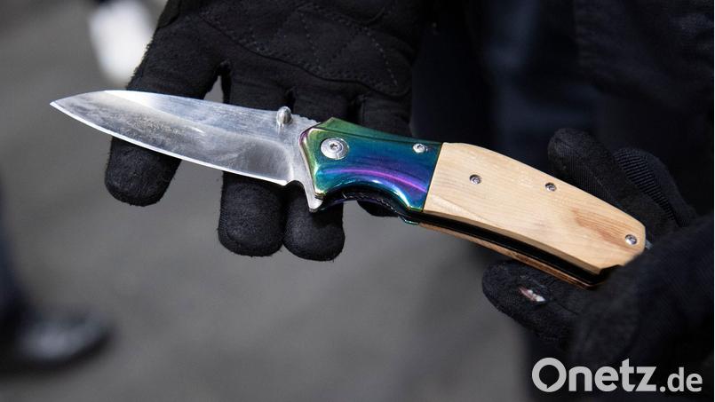 Nicht nur verbotene, auch eigentlich legale Waffen dürfen über Silvester an den Bahnhöfen nicht mitgeführt werden. (Symbolbild) Bild: Paul Zinken/dpa