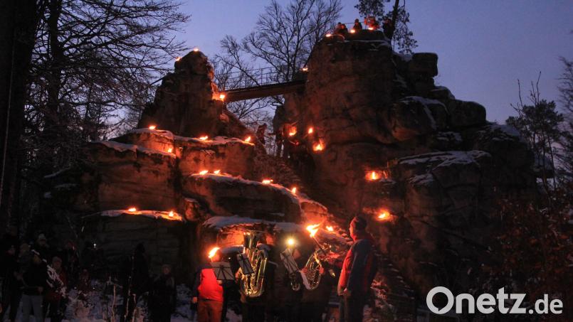 Der Hackelstein erleuchtete im Fackelschein. Bild: kro
