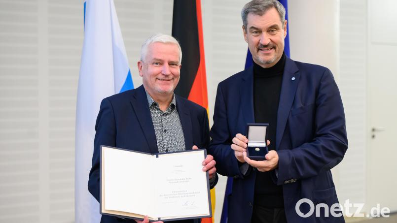 Bayerns Ministerpräsident Markus Söder händigt am 8. November in Nürnberg das Ehrenzeichen des Bayerischen Ministerpräsidenten für Verdienste im Ehrenamt an Alex Roth aus. Bild: Timm Schamberger/exb