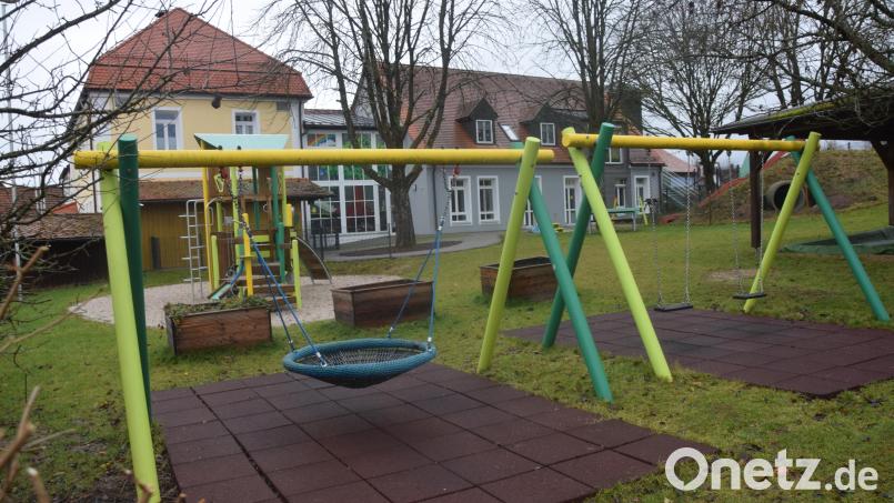 Der Spielplatz des Wurzer Kindergartens. Im Januar kommt ein Prüfer und checkt die Geräte neu. Bild: fz