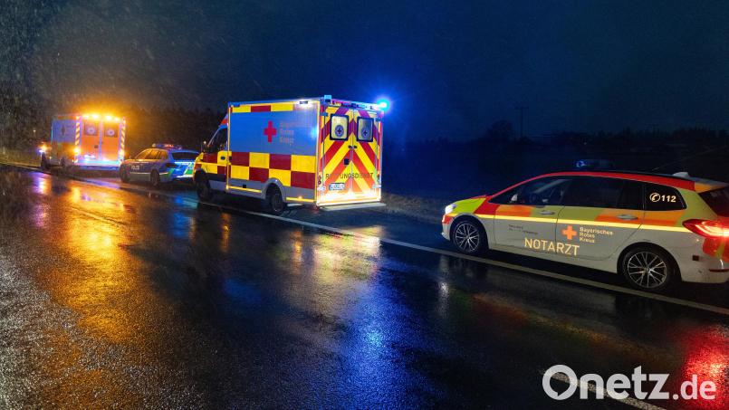 Zwischen Waldershof und Pullenreuth ist am Samstagnachmittag ein Auto von der Fahrbahn abgekommen und hat sich überschlagen. Bild: Roland Wellenhoefer