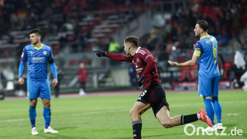Stefanos Tzimas vom 1.FC Nürnberg (Mitte) bejubelt sein entscheidendes Tor gegen Eintracht Braunschweig. Bild: Daniel Löb
