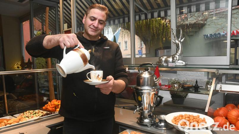 Mohammad Ebrahimi schenkt in seinem Imbiss &quot;Roja&quot; für einen Gast eine Tasse Tee ein. Seinen emotionalen Ausbruch in der TV-Sendung &quot;Rosins Restaurant&quot; bereut er, findet aber Erklärungen dafür. Bild: Gabi Schönberger