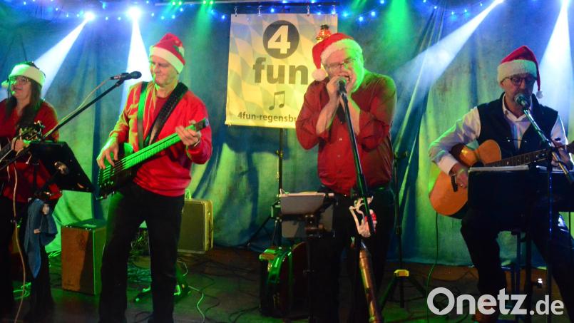 Die Regensburger Band &quot;4fun&quot; spielt Weihnachtslieder. Bild: Kunz