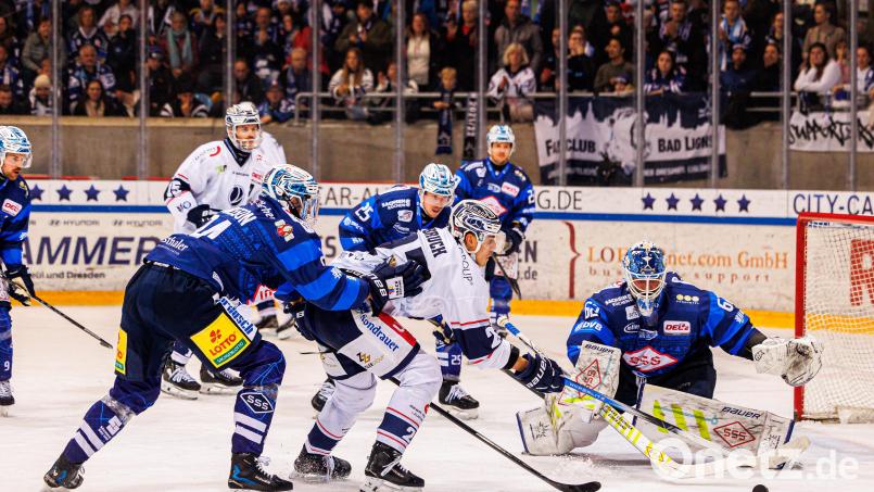 Kein Tor: Daniel Bruch (Mitte) war an zahlreichen gefährlichen Aktionen für die Blue Devils Weiden beim Gastspiel in Dresden beteiligt. Einzig der Ertrag ließ zu wünschen übrig. Bild: Werner Moller