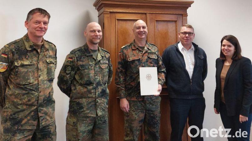 Abteilungsleiterin Viktoria Schmalhofer und der zuständige Sachgebietsleiter Gerhard Domaier heißen den neuen Verbindungsoffizier Andreas Böhm im Beisein von Oberstleutnant Müller und Hauptmann Meyer (von rechts) im Landratsamt willkommen. Bild: Uwe Meyer/exb