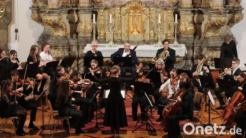 Ein Weihnachtskonzert des Max-Reger-Gymnasiums fand im historischen Kongregationssaal statt. Bild: Wolfgang Steinbacher