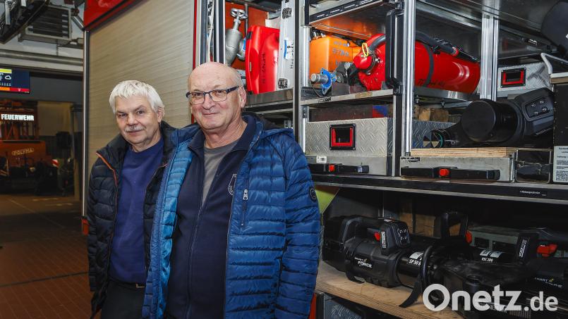 Siegfried Petraschka (links), und Thomas Hofmann sind beide seit über 40 Jahren Aktive der Freiwilligen Feuerwehr Pfreimd. Oberpfalz-Medien hat die beiden gefragt, was sie von einer Dienstzeit bis 67 Jahre halten. Bild: Hösamer