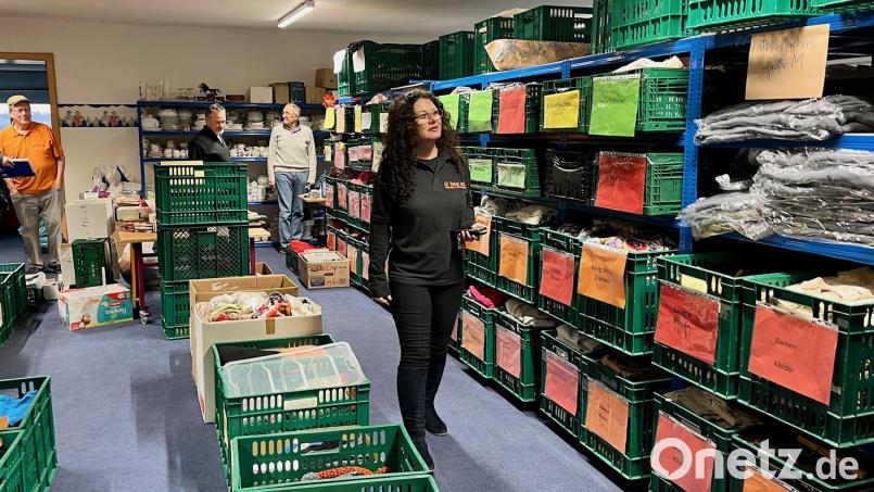 Auf rund 400 Quadratmetern bietet die Tafel gut sortiert allerlei gespendete Waren, darunter Kleidung, Porzellan, Kindersachen, Spielzeug und Gebrauchsgegenstände an. Bild: Gabi Schönberger