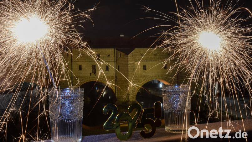 Amberg begrüßt an Silvester das Jahr 2025 mit Sternenzauber vor der Stadtbrille. Bild: Stephan Huber