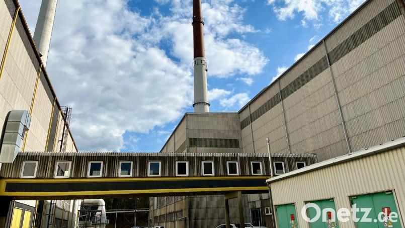 Der rechte der beiden rund 140 Meter hohen Schornsteine markiert die Floatlinie eins im NSG-Pilkington-Werk Weiherhammer. Ab dem Sommer wird etwa ein Jahr lang nicht mehr rauchen. Bild: Gabi Schönberger