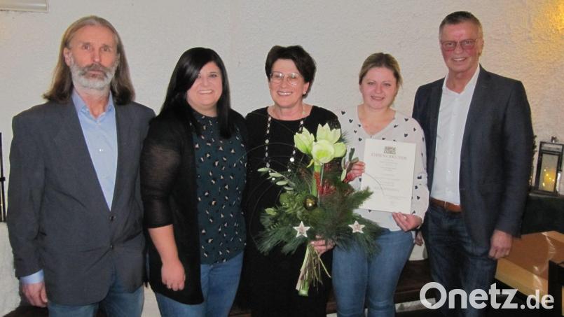Zum Dienstjubiläum von Gerlinde Birner (Mitte) gratulierten (von links) Personalratsvorsitzender Christian Horn, Christina Fink (Kindergartenverwaltung der Stadt), Katrin Nossner (stellvertretende Kindergartenleitung) und Bürgermeister Hermann Falk. Bild: fg