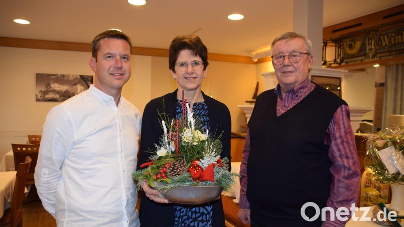 Bürgermeister Jörk Kaduk (links) und Hans Koch (rechts), der Vorsitzende des Tourismusvereins verabschiedeten Heidi Ziegler nach 42 Jahren in den Ruhestand. Bild: hdk