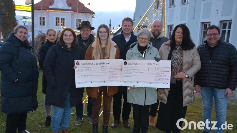 Gewerbefördervereins-Vorsitzender und Bürgermeister Stefan Grillmeier (Fünfter von rechts) überreichte jeweils 1000 Euro an den Verein &quot;Happynest&quot; und ihrer Vorsitzenden Eva Wuttke (Fünfte von links), sowie an Dr. Annemarie Schraml (Vierte von rechts) für die Aktion Feuerkinder. Mit im Bild die Ideengeber und Vorstandsmitglieder des Gewerbefördervereins. Bild: jr