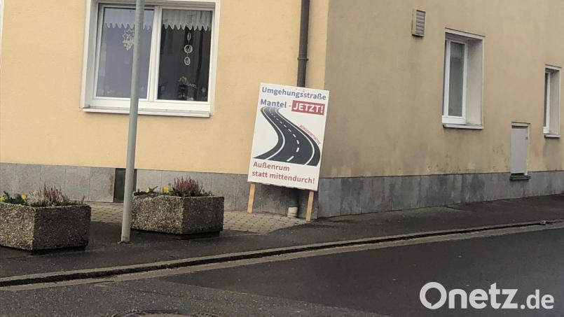 Überall in Mantel weisen Banner und Schilder auf die geforderte Umgehungsstraße hin. Die Bürgerinitiative setzt sich unermüdlich für ihre Forderung ein. Bild: sei