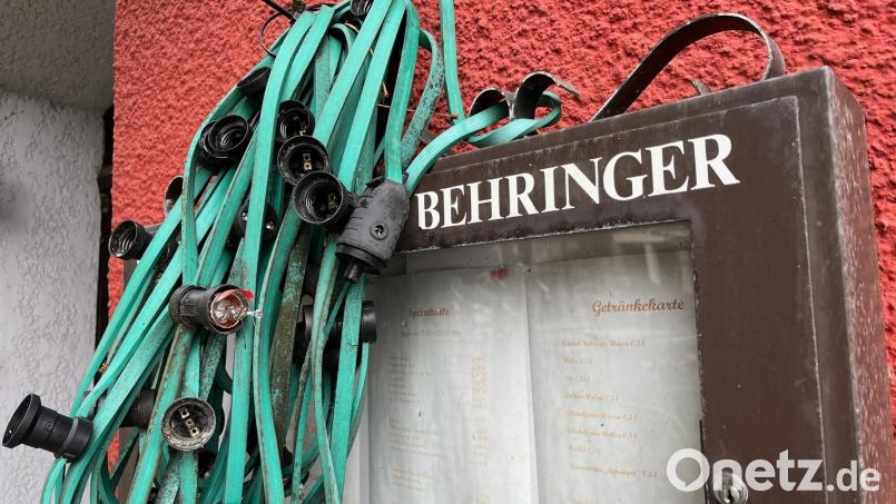Die Lampen sind aus beim Behringer in Vohenstraußer. Das Kultwirtshaus steht ebenso wie die dazugehörige Brauerei, Einfamilienhaus und Wohnungen zum Verkauf. Bild: Gabi Schönberger
