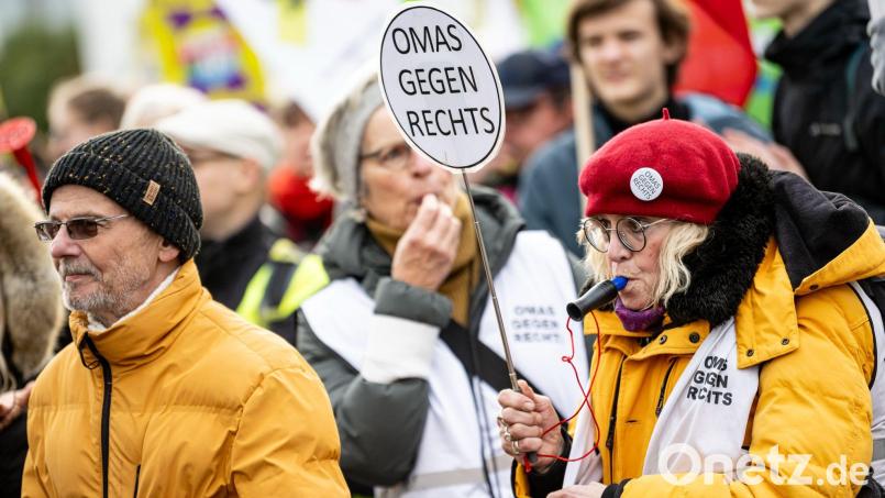 Menschen nehmen in Berlin an einer Protestaktion eines Bündnisses aus zivilen Organisationen, darunter „Omas Gegen Rechts“, gegen die Ernennung der AfD-Politikerin Weidel zur Kanzlerkandidatin vor der AfD-Bundesgeschäftsstelle teil. Auch in Amberg soll sich eine Ortsgruppe der &quot;Omas gegen Rechts&quot; gründen. Archivbild: Fabian Sommer/dpa