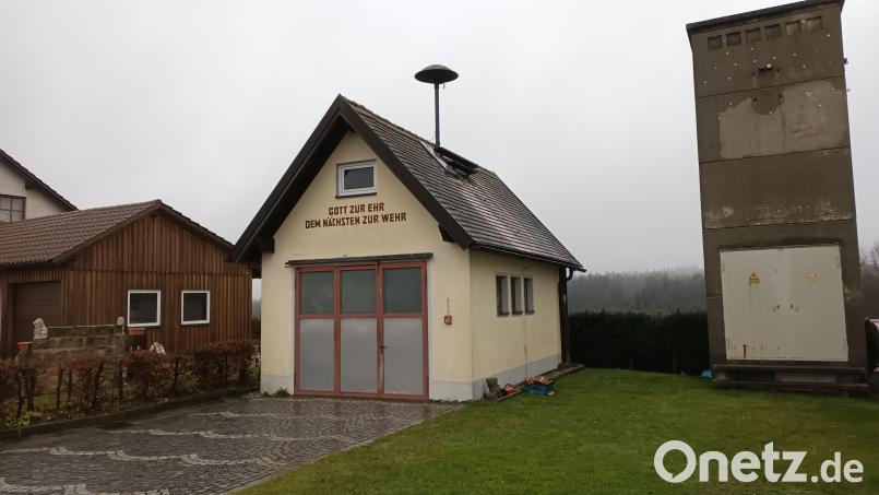 Die Weichen sind gestellt: Ab kommendem Jahr will die Stadt Pressath an die Planung für ein neues Dienstgebäude der Feuerwehr Hessenreuth gehen (Bild: das jetzige Gerätehaus). Nach Möglichkeit soll es auch als Dorfgemeinschaftshaus dienen. Bild: bjp