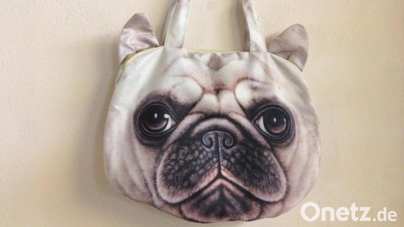 Nicht nur Redakteurin Julia Hammer war von dieser Tasche nicht begeistert, auch Mops Mathilda bellt die Tasche gerne an. Bild: juh