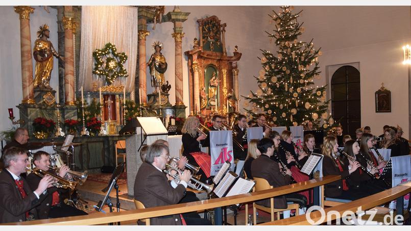 Mehrere hundert Zuhörer füllen die Pfarrkirche beim Weihnachtskonzert der Blaskapelle St. Ägidius in Schmidmühlen. Bild: bö