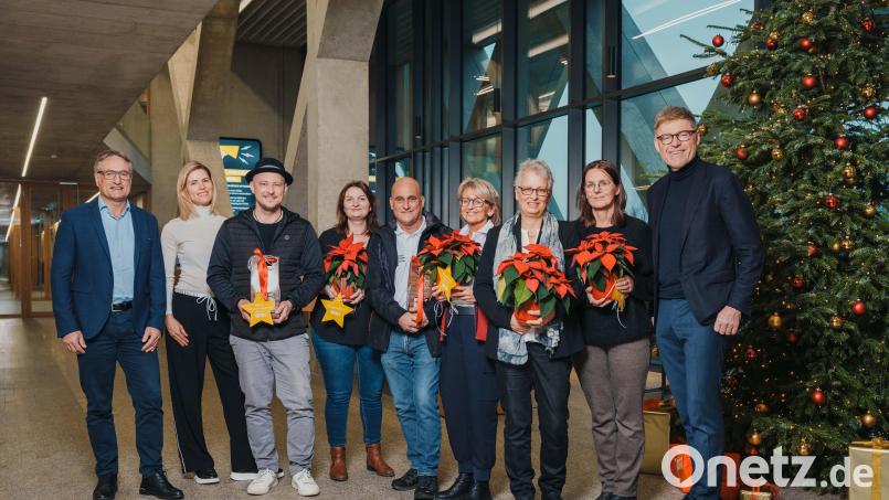 IGZ-Geschäftsführer Johann Zrenner (rechts), Alfred Meyer, Geschäftsführer IGZ Automation (links), und Katharina Zrenner (Zweite von links) überreichten die Spenden. Bild: IGZ/exb