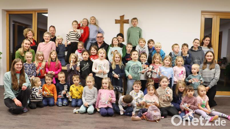 Zu Weihnachten übergaben Lisa und Dominik Winter (Mitte) mit ihren Kindern an Verantwortliche der Kinder- und Jugendarbeit in der evangelischen Kirchengemeinde St. Stephanus in Edelsfeld den Spendenbetrag von 1000 Euro. Bild: gru