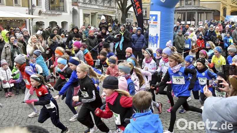 Der Start der U10/12 beim Amberger Silvesterlauf 2024. Bild: Hubert Ziegler