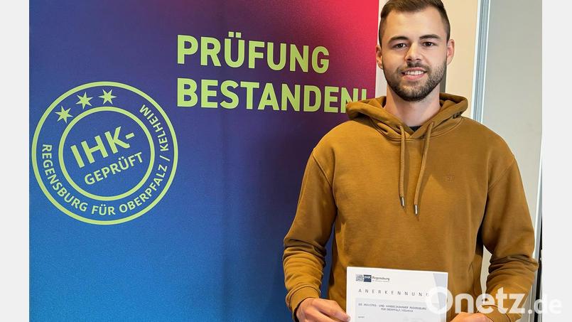Dominik Schiml ist einer der Prüfungsbesten der IHK Regensburg. Bild: Porzellan Seltmann/exb