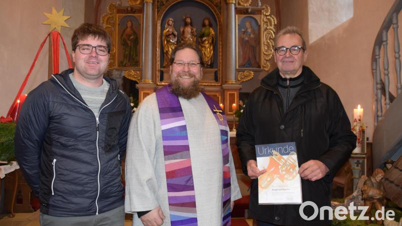 Beim Posaunenchor in Eschenfelden gab es Ehrungen (von links): Dominik Schwab, Bernd Deyerl und Siegfried Knahn, der seit 60 Jahren Bläser ist. Bild: hdk
